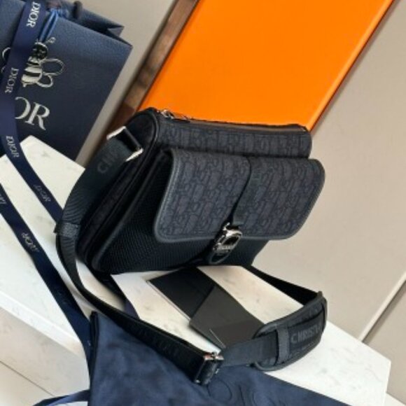 Classic DIOR Bag: A Stylish and Versatile Choice for Elegance - Picture 3 of 4